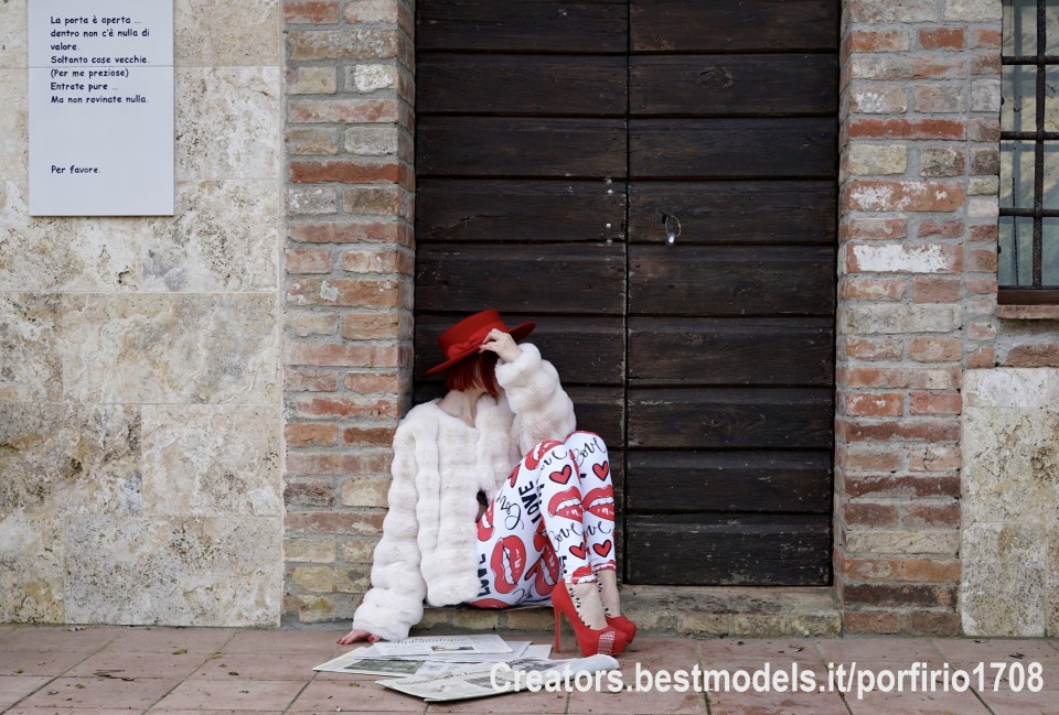 È tutto un complesso di cose 
Che fa si che io mi fermi qui 
Le donne a volte sono scontrose 
O forse han voglia di far la pipì 
E tramonta questo giorno in aranciione 
E si gonfia di ricordi che non sai 
Mi piace restar qui sullo stradone 
Impolverato, se tu vuoi andare vai...