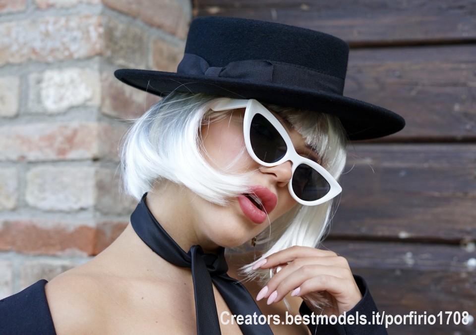 E ricorda.
Tutto ciò che fai
fallo per te stessa,
perché nessuno
può sapere quanto ti costa
o quanto ti riempie il cuore.
Non farti imprigionare dai ruoli,
concediti la libertà di essere chi sei,
nei tuoi limiti, dentro i sogni, oltre le etichette.
Ricorda: tutto ciò che conta,
dentro e oltre tutto... sei tu.
Margherita Roncone