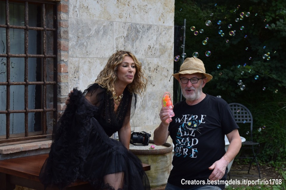 "Le parole troveranno credito quando i fatti daranno certezze" 
Socrate 
PS* Quanto mi piace la pistolina che fa le bolle !!! Da panico !
Porfirino il birichino