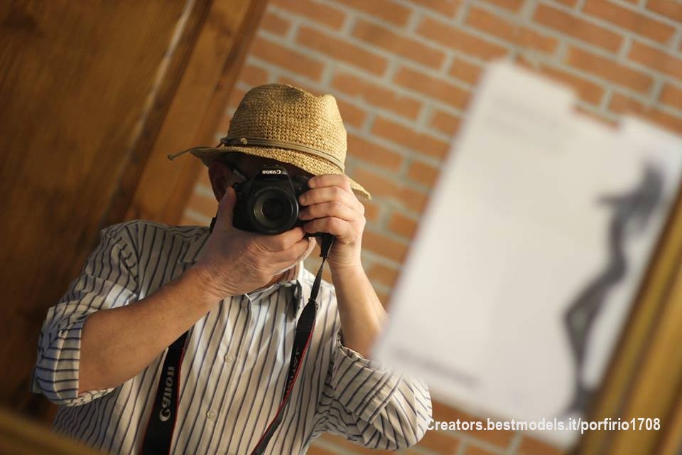 Niente è simile alla devozione di una donna sposata. E' qualcosa di cui gli uomini sposati non sanno niente.
(Il ventaglio di Lady Windermere)

AAA Cercasi ... modella preferibilmente sposata con figli che desideri essere fotografata anche vestita !
Porfirino il Birichino