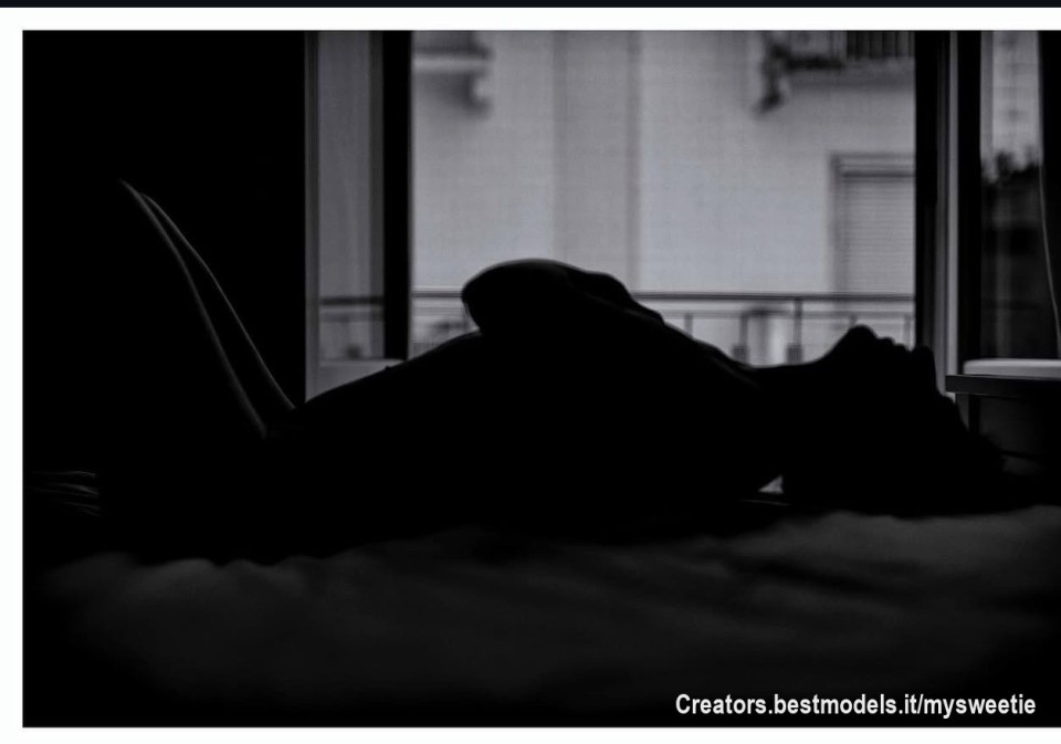 La luce disegna i contorni. Il resto lo lascio alla tua immaginazione. 🖤

Ti incuriosisce di più ciò che vedi o quello che rimane nell’ombra?